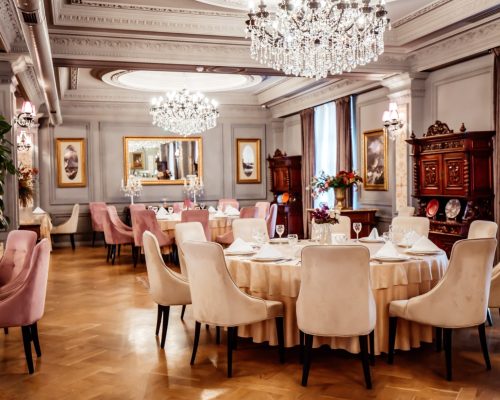 classic-luxury-style-restaurant-with-tables-chairs