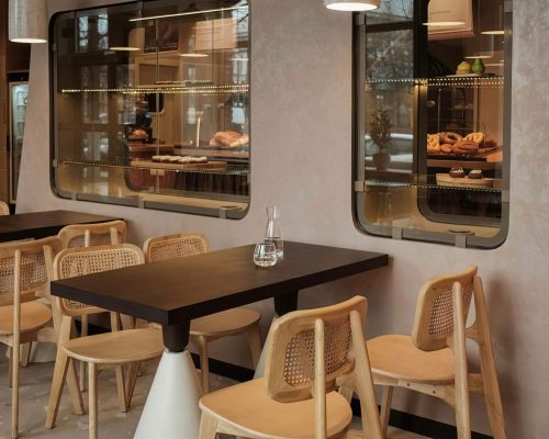 restaurant-with-large-mirror-that-says-don-t-eat
